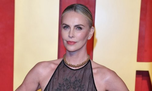 I na pragu 50-e izgleda kao milijun dolara: Charlize Theron snimljena u kupaćem kostimu