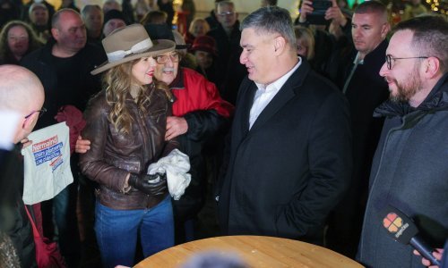 Milanović prošetao Adventom u osječkoj Tvrđi, evo s kim se sve susreo