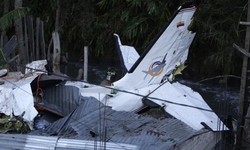 Manji avion srušio se na autocestu u Teksasu i udario u tri automobila pa se prepolovio