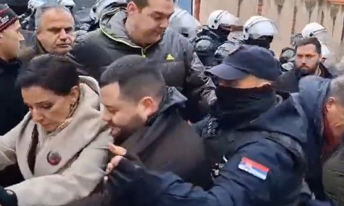 Pogledajte kako maskirana policija u Novom Sadu razgrće zastupnike oporbe