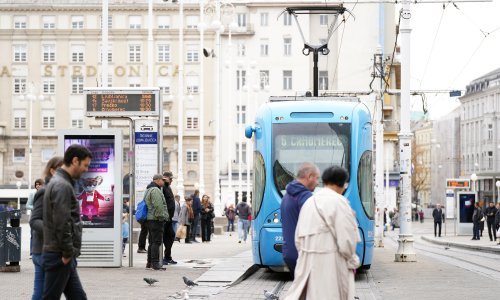 Od 13 sati prosvjetari prosvjeduju u Zagrebu. Tramvaji prometuju izmijenjenim trasama