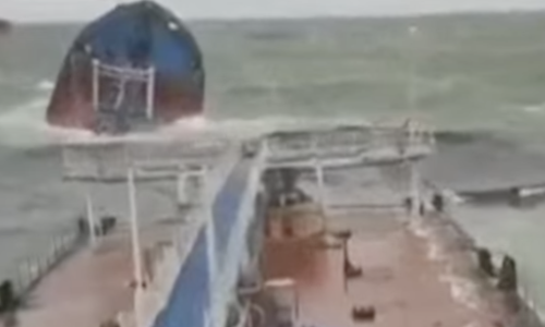 Žestoka oluja prepolovila ruski tanker dug 136 metara: Ima poginulih, izlila se nafta