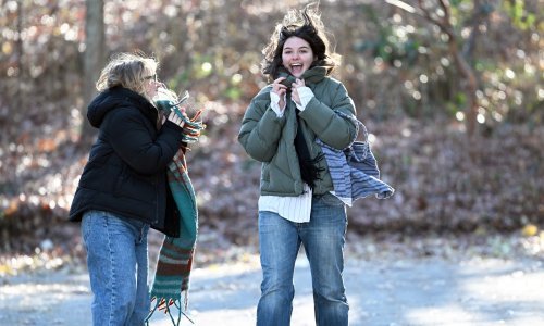 Suri Cruise skače od sreće: Nakon napisa o milijunima uživala u društvu prijateljice