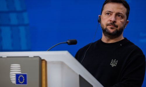 Internetom kruži lažna naslovnica satiričnog časopisa Charlie Hebdo, prikazuje Zelenskog, Macrona i Trumpa