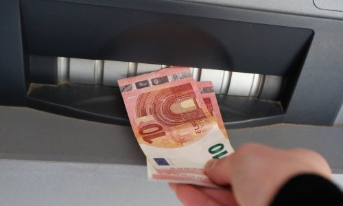 Prosječna plaća u listopadu 1.340 eura; najviša isplaćena u zračnom prijevozu