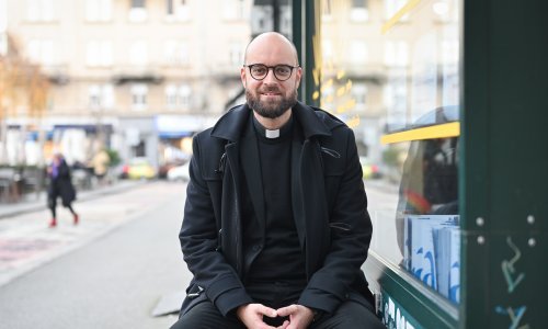 Upoznajte katoličkog svećenika koji sluša istu glazbu kao i vi