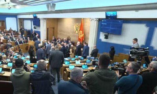 Opet kaos u crnogorskom parlamentu: Oporba okupirala govornicu, čule se i zviždaljke