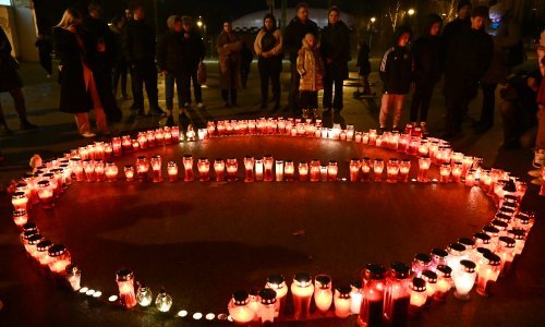 Građani pale svijeće na školskom igralištu OŠ Prečko