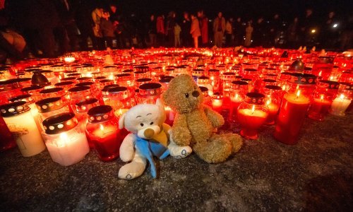 Ispred škole u Prečkom brojni građani zapalili svijeće, ostavili dirljive poruke