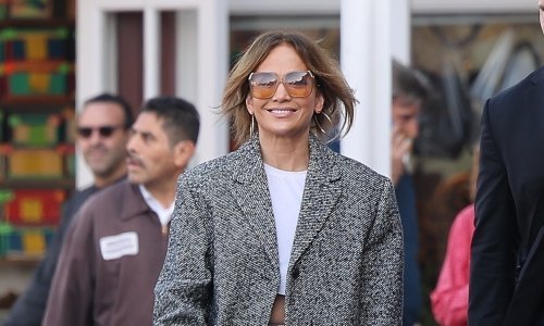 Uz torbicu koja je predmet žudnje Jennifer Lopez nosi kaput koji obožavaju sve generacije