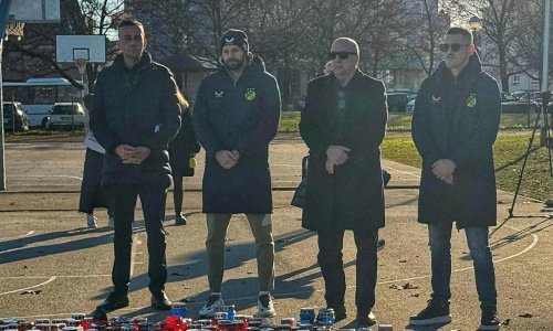 Dinamova delegacija došla pred školu u Prečkom. Upalili su svijeće i odali počast žrtvama