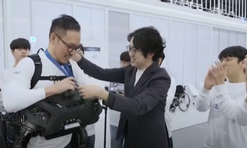 Južna Koreja razvila robota koji pomaže paraplegičarima