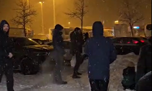 Snijeg paralizirao Hrvatsku: Putnici koji su zapeli na Macoli napravili zabavu