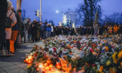 Tisuće ljudi formirale ljudski lanac u znak sjećanja na žrtve napada u Magdeburgu
