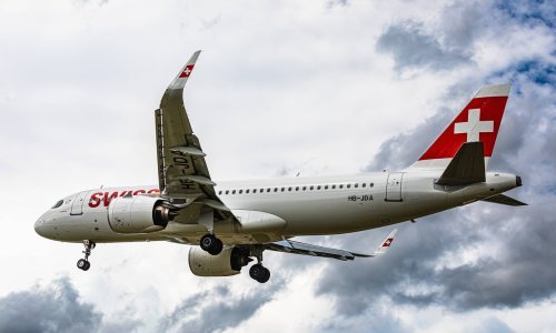 Avion prisilno sletio u Graz: U kabini i kokpitu izbio dim, član posade prevezen u bolnicu