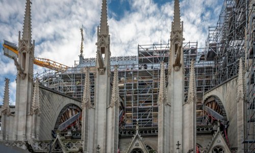 Oglasila se zvona na pariškoj crkvi Notre-Dame i iznenadila turiste