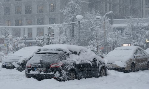 Snijeg stvorio probleme u BiH, prometnice zametene, vlakovi ne voze