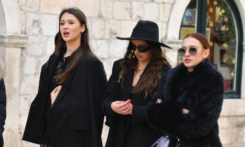Badnjak na Stradunu: Dubrovčanke zablistale u najljepšim kaputima i visokim čizmama