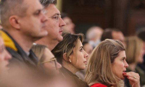 Andrej Plenković sa samozatajnom suprugom Anom nije propustio misu