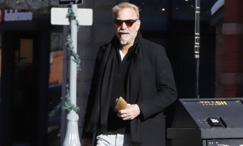 Kevin Costner u kaubojkama i ispranim trapericama izgleda desetljećima mlađe