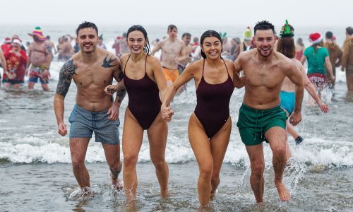 Hrabri Britanci proslavili Božić kupanjem u hladnom moru