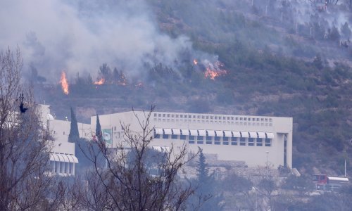 Požar u Žrnovnici pod kontrolom, vatrogasci ostaju na požarištu cijelu noć