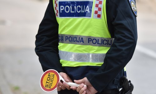 Našmrkan vozio troje djece po Opatiji