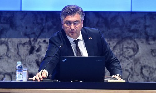 Vlada objavila koliko od Nove godine raste plaća državnim službenicima