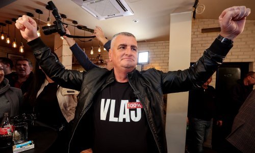 Počeo dernek u stožeru Mire Bulja; pogledajte kako pleše uz hit Pekija i Vojka V-a