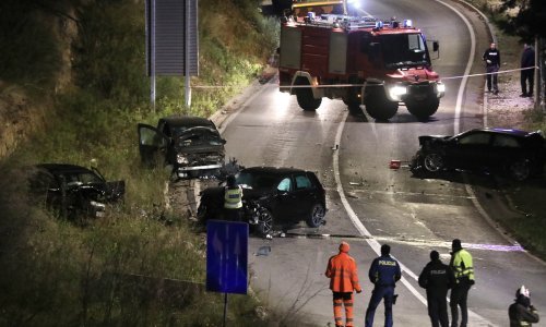 Teška nesreća u Podstrani: Sudarila se četiri vozila, troje ljudi odvezeno Hitnom