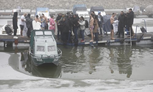 Silvestarska tradicija: Osječani zaplivali u hladnoj Dravi