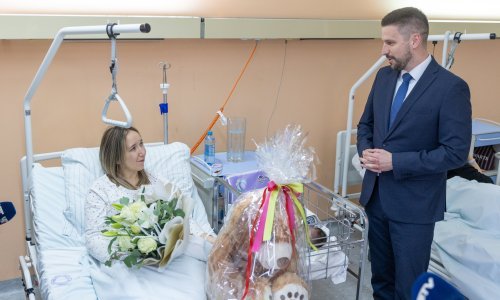 Prva beba u 2025. godini rođena je točno u ponoć: Čestitari je već obilaze