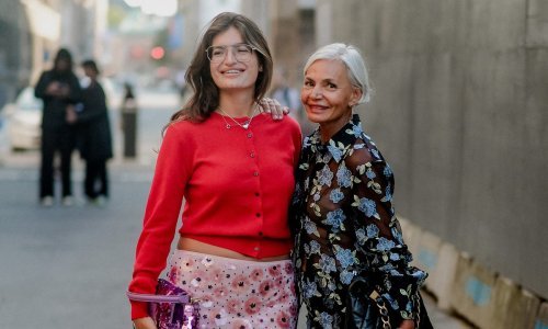 Modni klasik spojile sa šljokicama: Sjedokosa modna ikona uskladila se s kćeri