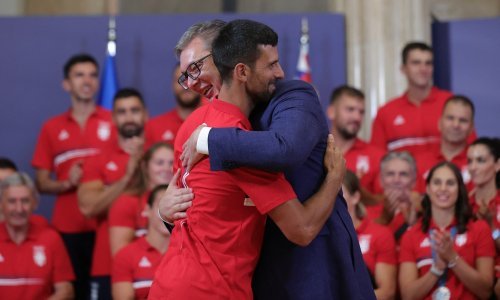 Đoković na derbi Partizana i Zvezde stigao s porukom na majici koja će zaboljeti Vučića