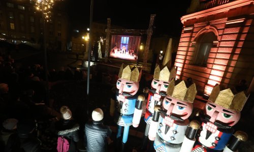 'Orašar' privukao brojne ispred zagrebačkog HNK-a