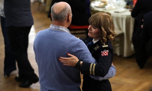 Policajci kroz ples savjetovali starije osobe kako se zaštiti od prijevara