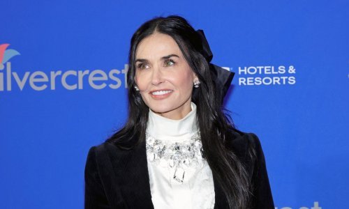 Demi Moore besprijekoran crni stajling s dva moćna modna dodatka