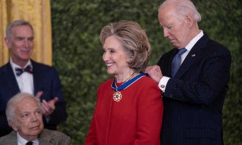 Biden odlikovao 19 ljudi, među njima Soros, Hillary Clinton, Bono Vox, Ralph Lauren...