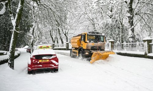 Obilan snijeg u Velikoj Britaniji: Vozila zapela u prometu, vlakovi i avioni kasnili
