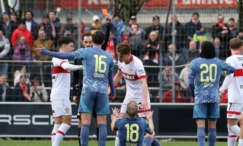 Igrač Ajaxa dobio crveni karton, ali je ostao u igri. Pogledajte zbog čega