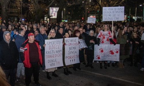 Tisuće prosvjednika tražilo ostavke ministara zbog masakra u Cetinju