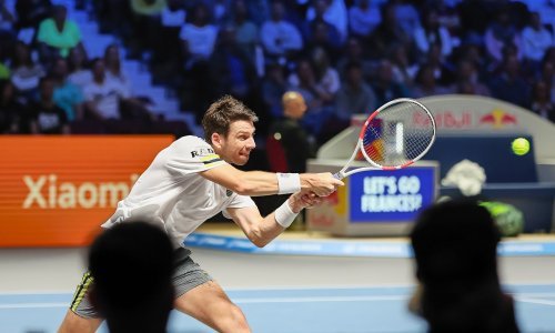 Izvan kontrole; Đokovića je pogodio lopticom, a sada gledateljicu reketom