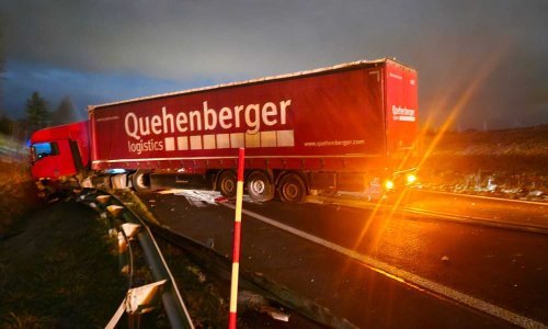 Kaos na A1: Kamion probio ogradu i završio na suprotnoj strani autoceste