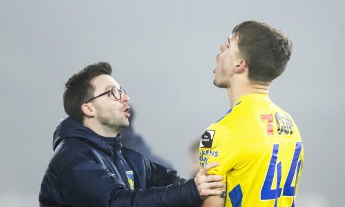 Bijesni Vušković se unio sucu u lice; dobio je crveni karton, a tek je onda poludio. Jedva su ga smirili