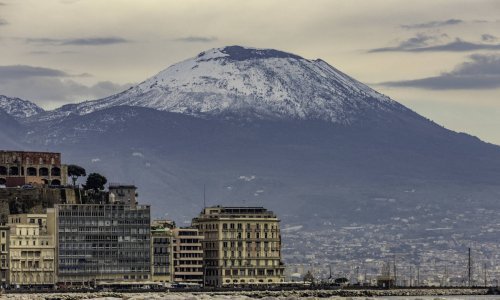 Pao snijeg na jugu Italije, zabijelio se i Vezuv