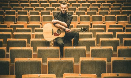 Dečak o leptirićima u trbuhu, tremi i pospremanju stana