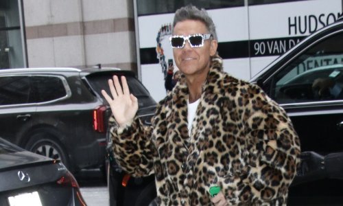 Robbie Williams odvažio se i uskočio u kaput uzorka koji ili volite ili ne