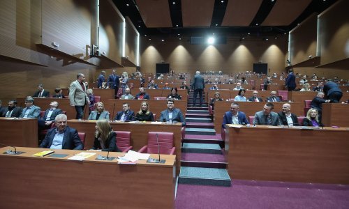 Zastupnici se vraćaju u klupe; čeka ih 98 točaka za raspravu