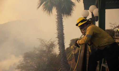 Požari i dalje bjesne Kalifornijom; pušu snažni vjetrovi, poginulo 25 ljudi