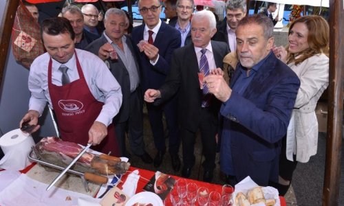 Dok Karlovac pliva, Jakovina s Bandićem degustira pršut